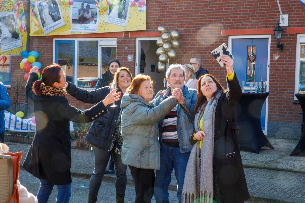 Groot feest op straat voor 60-jarig bruidspaar Rijk en Bea Marcus