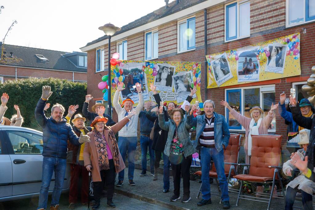 Groot feest op straat voor 60-jarig bruidspaar Rijk en Bea Marcus