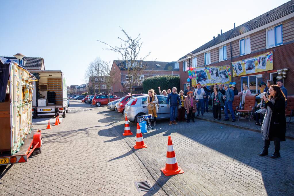 Groot feest op straat voor 60-jarig bruidspaar Rijk en Bea Marcus