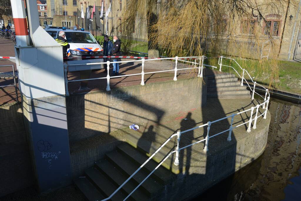 Magneetvisser haalt granaat boven water