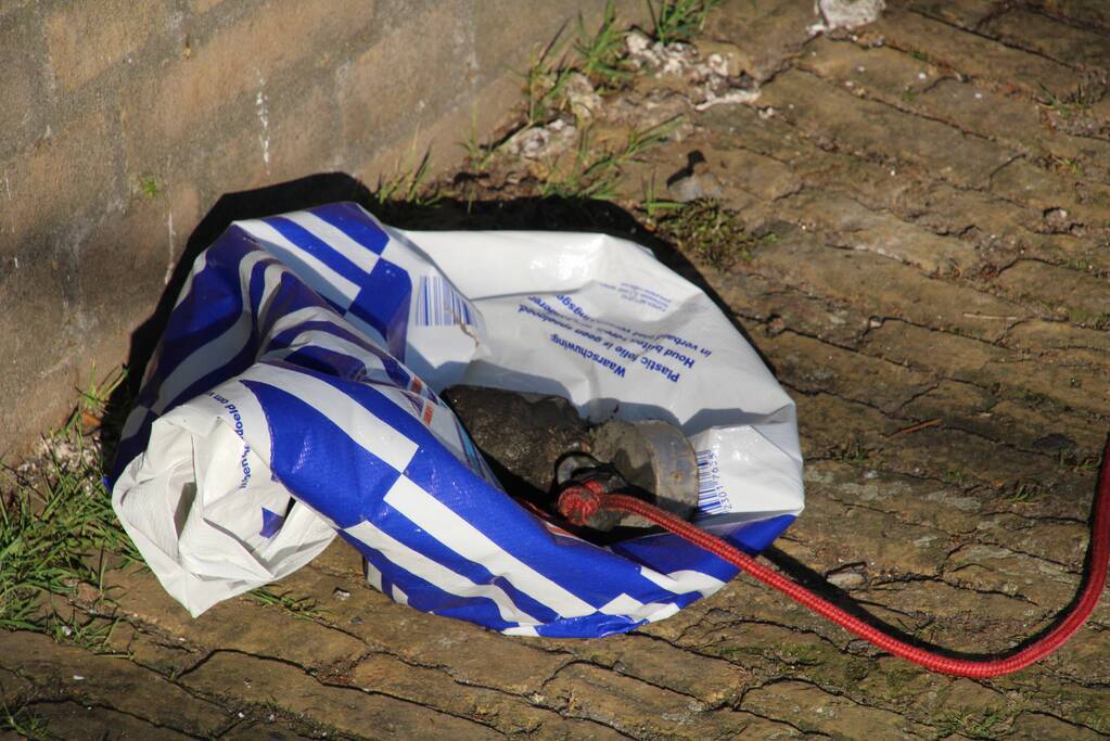 Magneetvisser haalt granaat boven water