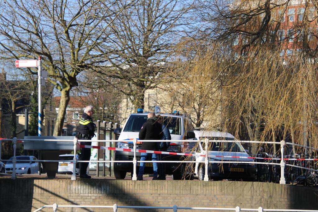 Magneetvisser haalt granaat boven water