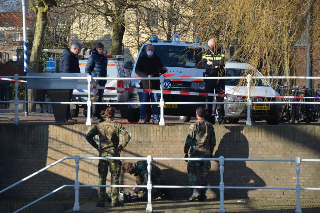 Magneetvisser haalt granaat boven water