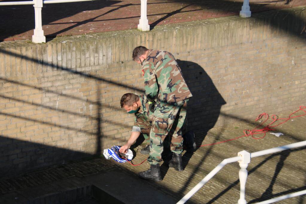 Magneetvisser haalt granaat boven water