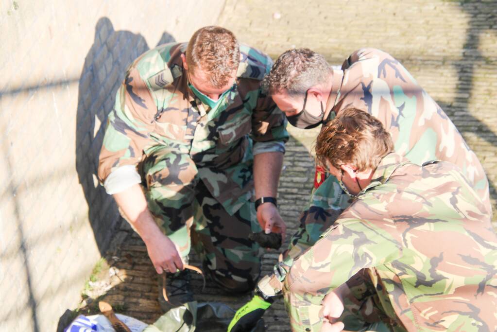 Magneetvisser haalt granaat boven water