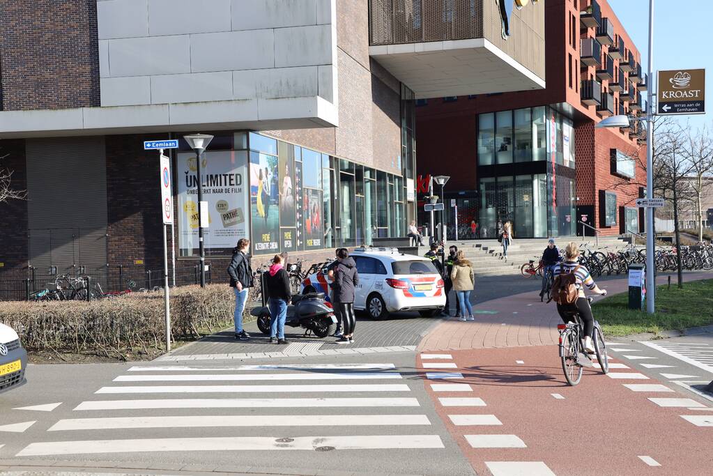Scooterrijder aangereden tijdens het oversteken door een auto