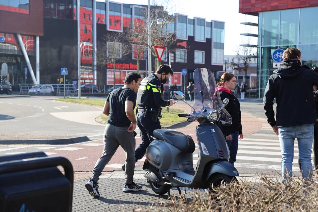 Scooterrijder aangereden tijdens het oversteken door een auto