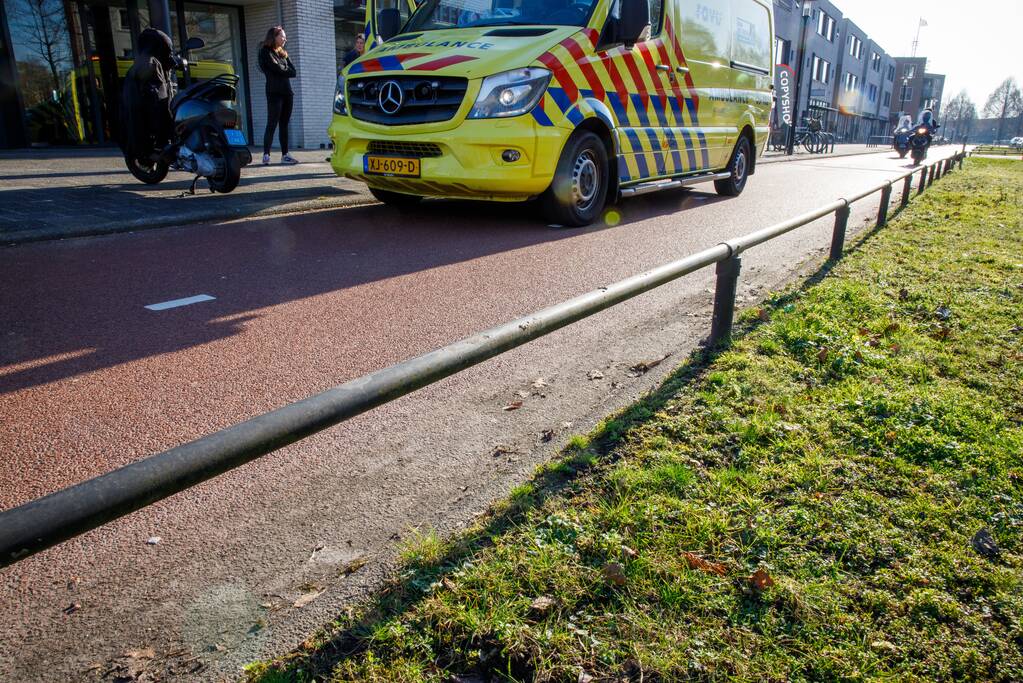 Scooterrijder schiet over railing langs fietspad