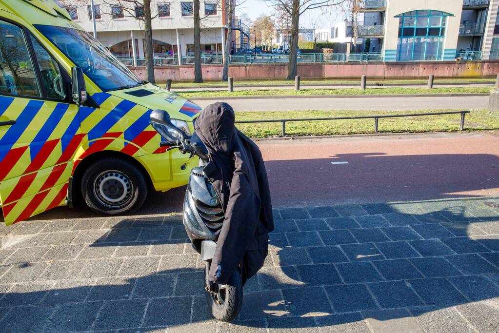 Scooterrijder schiet over railing langs fietspad