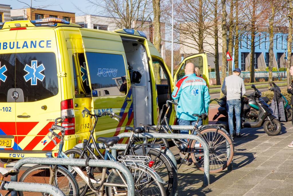 Scooterrijder schiet over railing langs fietspad