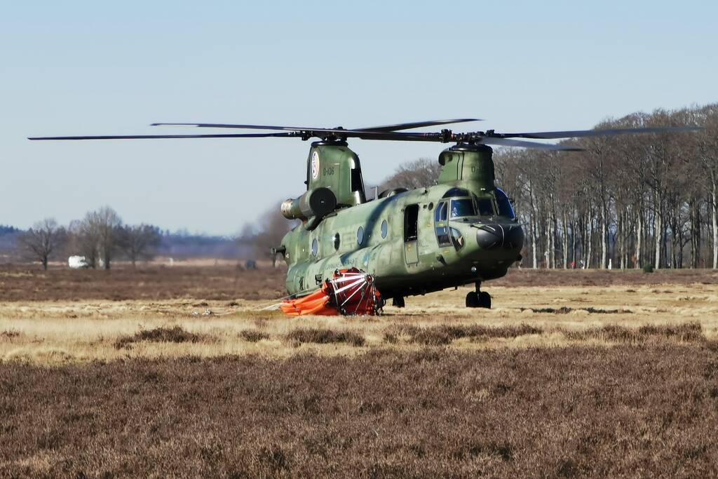 Chinook-transporthelikopter oefent boven Ginkelse Heide
