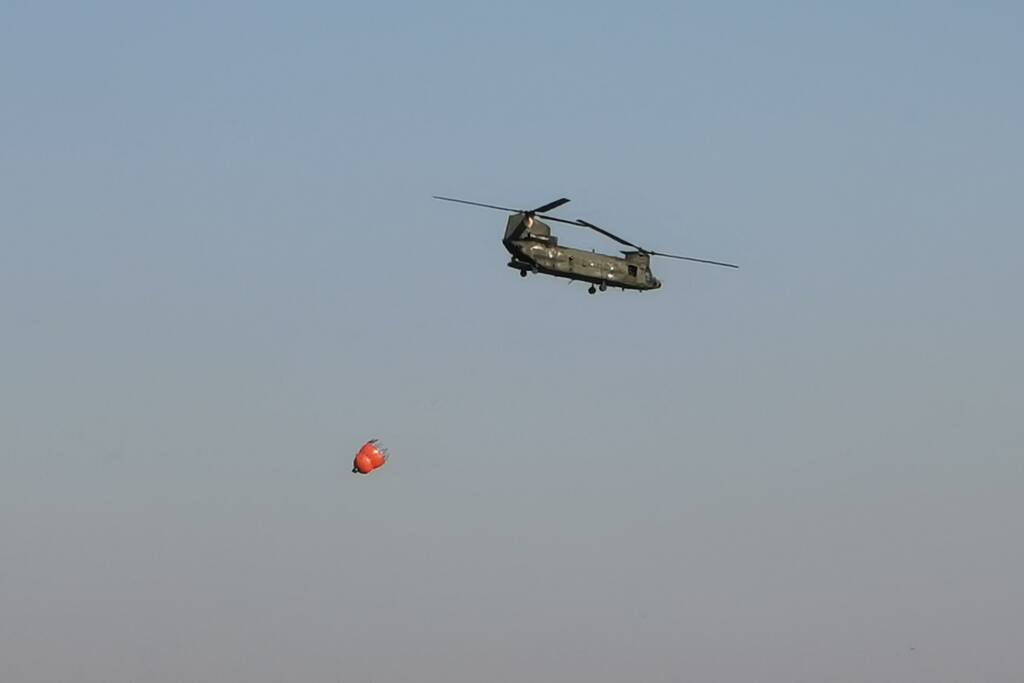Chinook-transporthelikopter oefent boven Ginkelse Heide