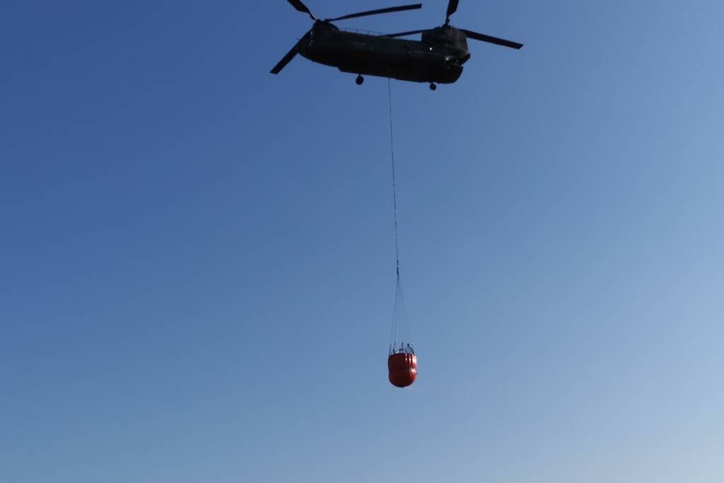 Chinook-transporthelikopter oefent boven Ginkelse Heide