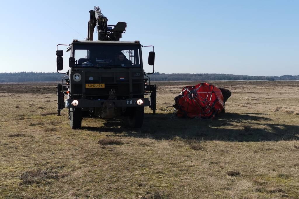 Chinook-transporthelikopter oefent boven Ginkelse Heide