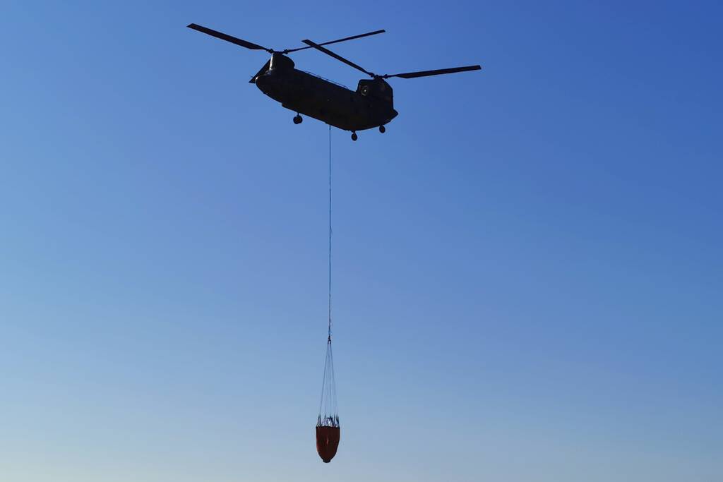 Chinook-transporthelikopter oefent boven Ginkelse Heide