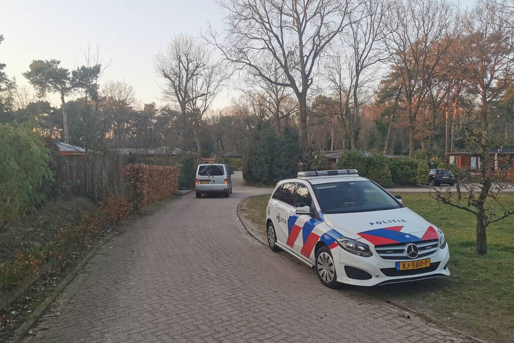 De politie doet onderzoek naar een overleden persoon