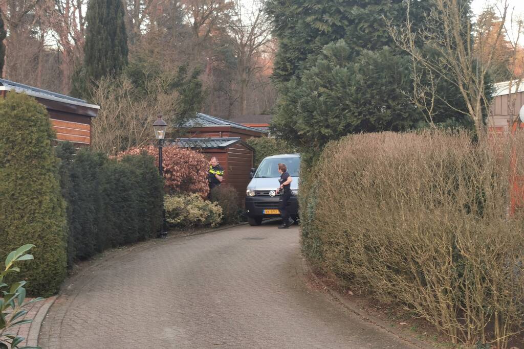 De politie doet onderzoek naar een overleden persoon
