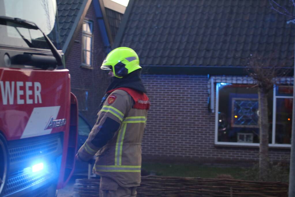 Brand op dak woning snel onder controle