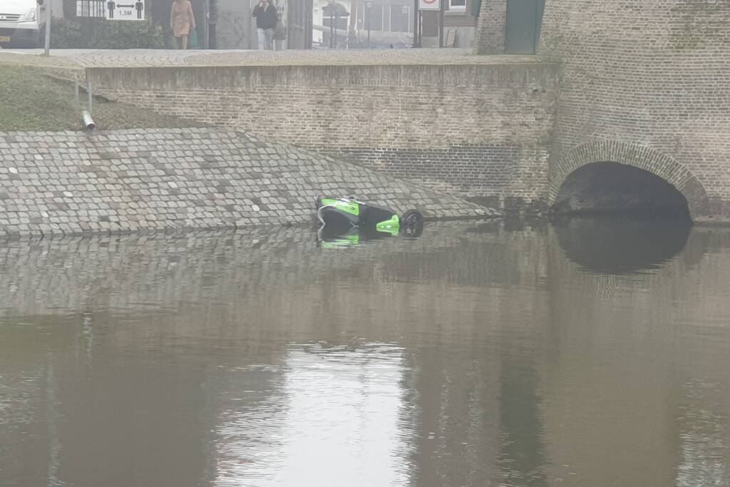 Opnieuw Go Sharing deelscooter te water