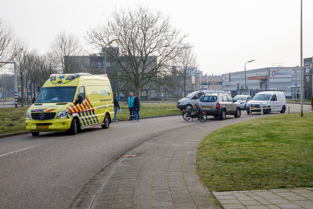 Twee scooterrijders botsen op elkaar