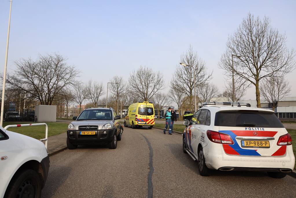 Twee scooterrijders botsen op elkaar