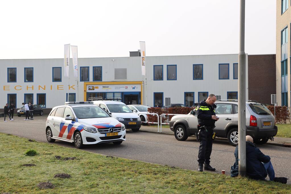 Twee scooterrijders botsen op elkaar