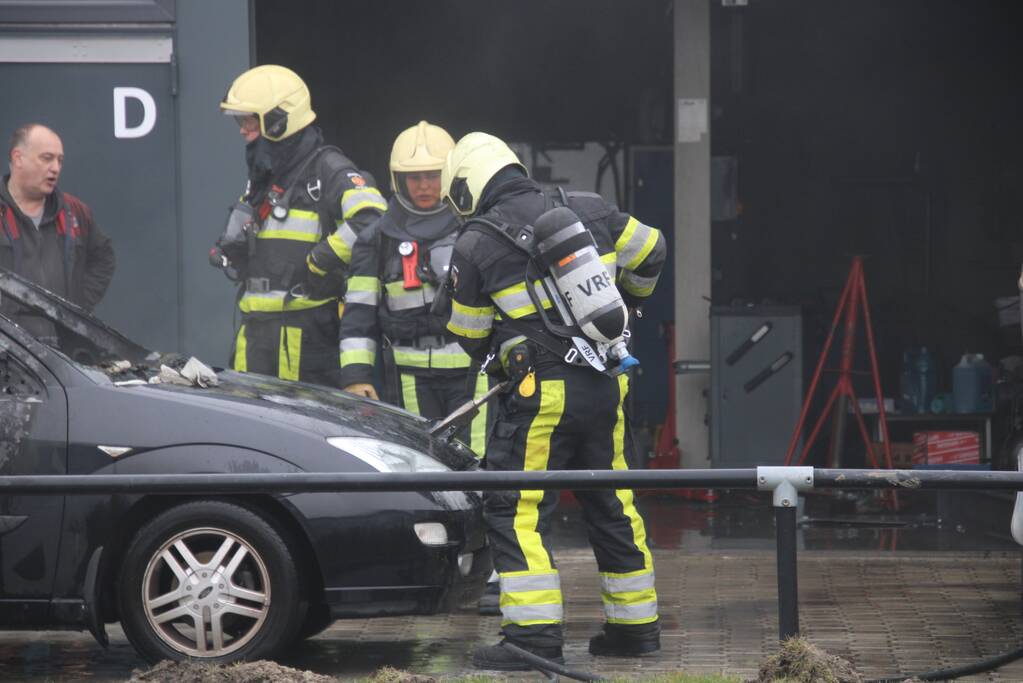 Auto in loods vat vlam