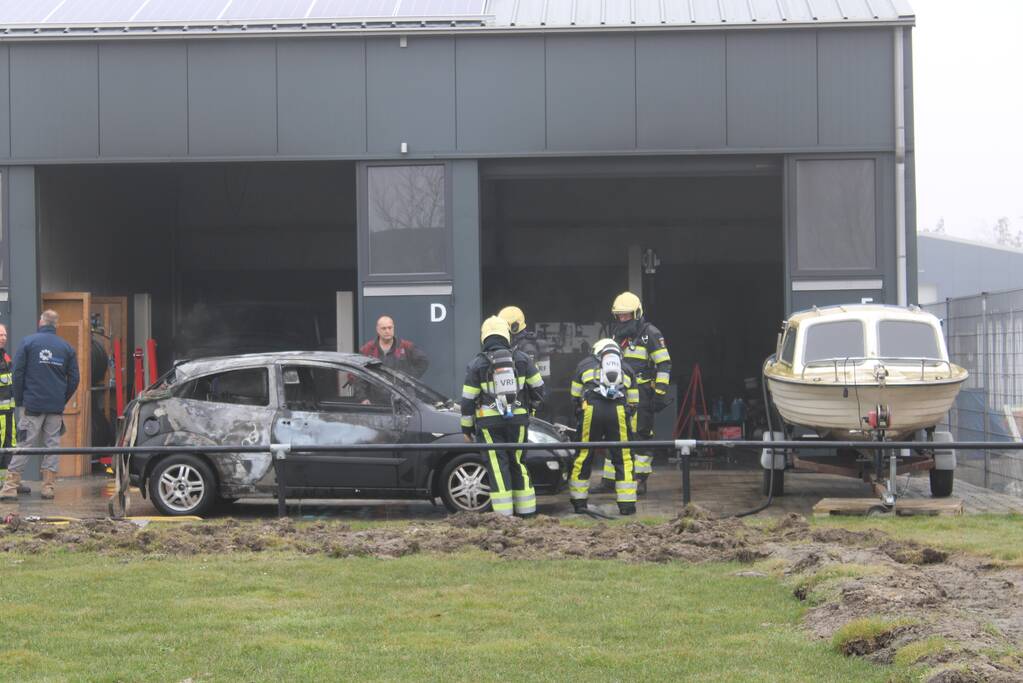 Auto in loods vat vlam