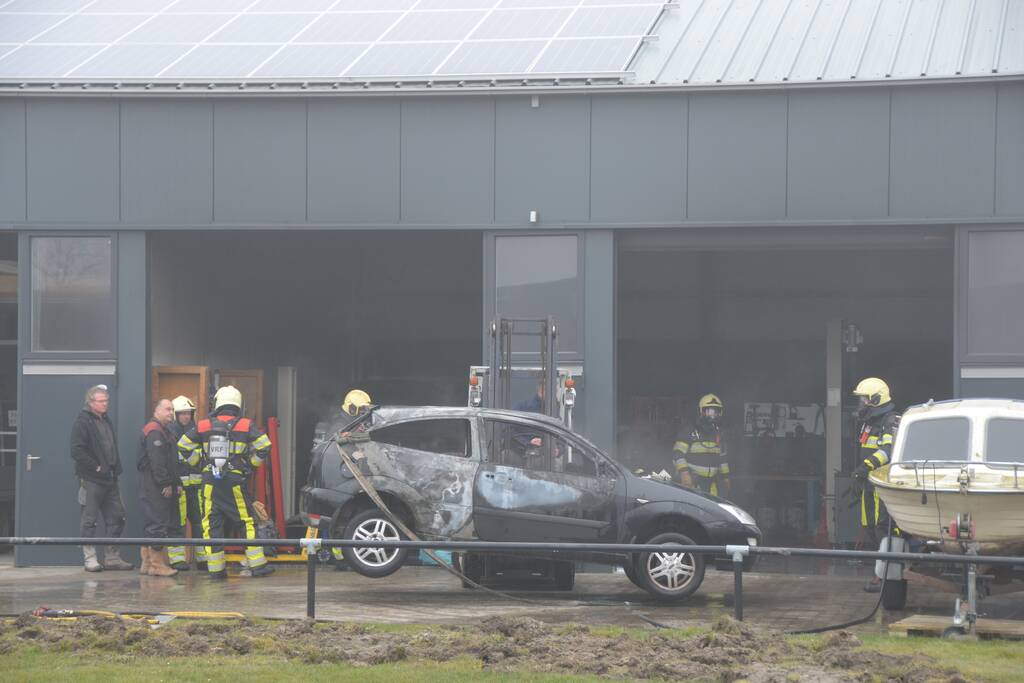 Auto in loods vat vlam