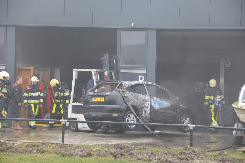 Auto in loods vat vlam