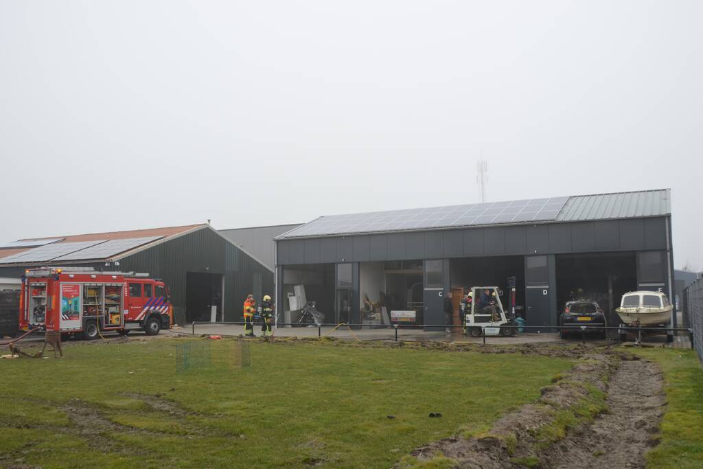 Auto in loods vat vlam