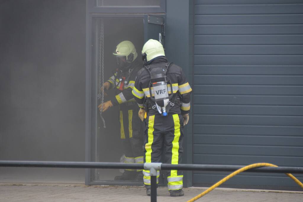 Auto in loods vat vlam