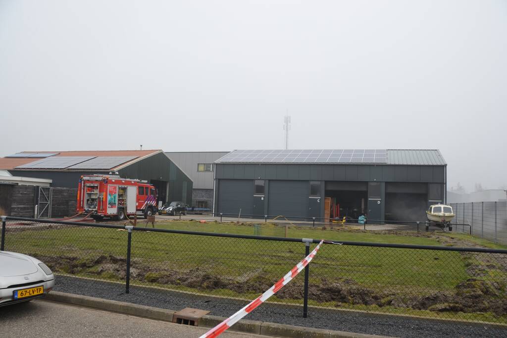 Auto in loods vat vlam