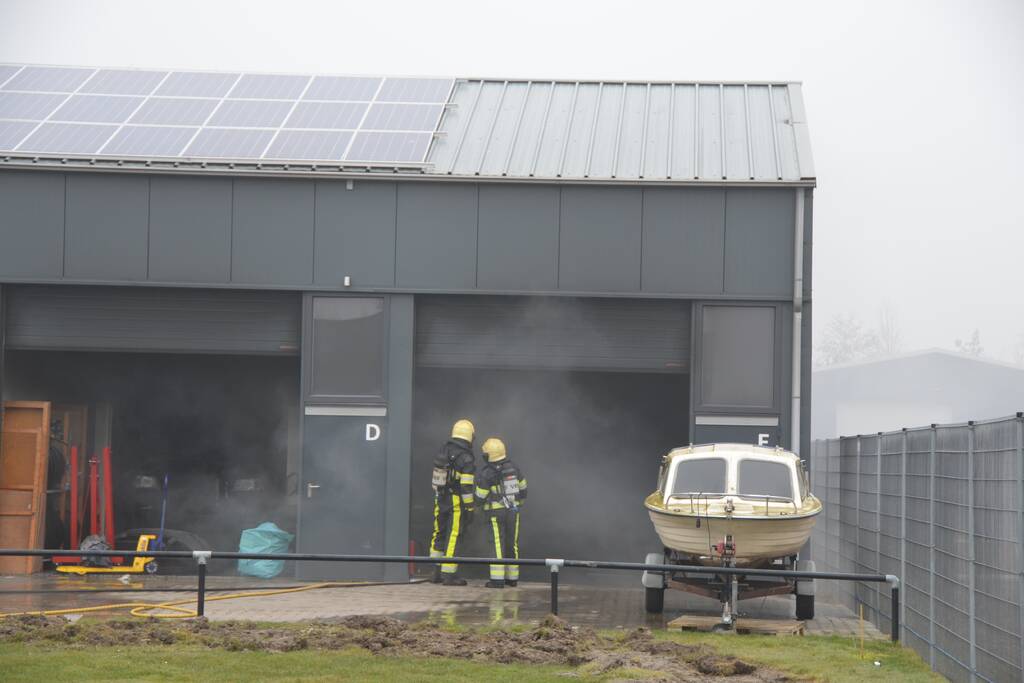 Auto in loods vat vlam