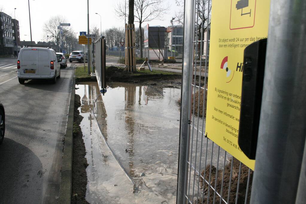 Waterleiding gesprongen bij graafwerkzaamheden op bouwterrein