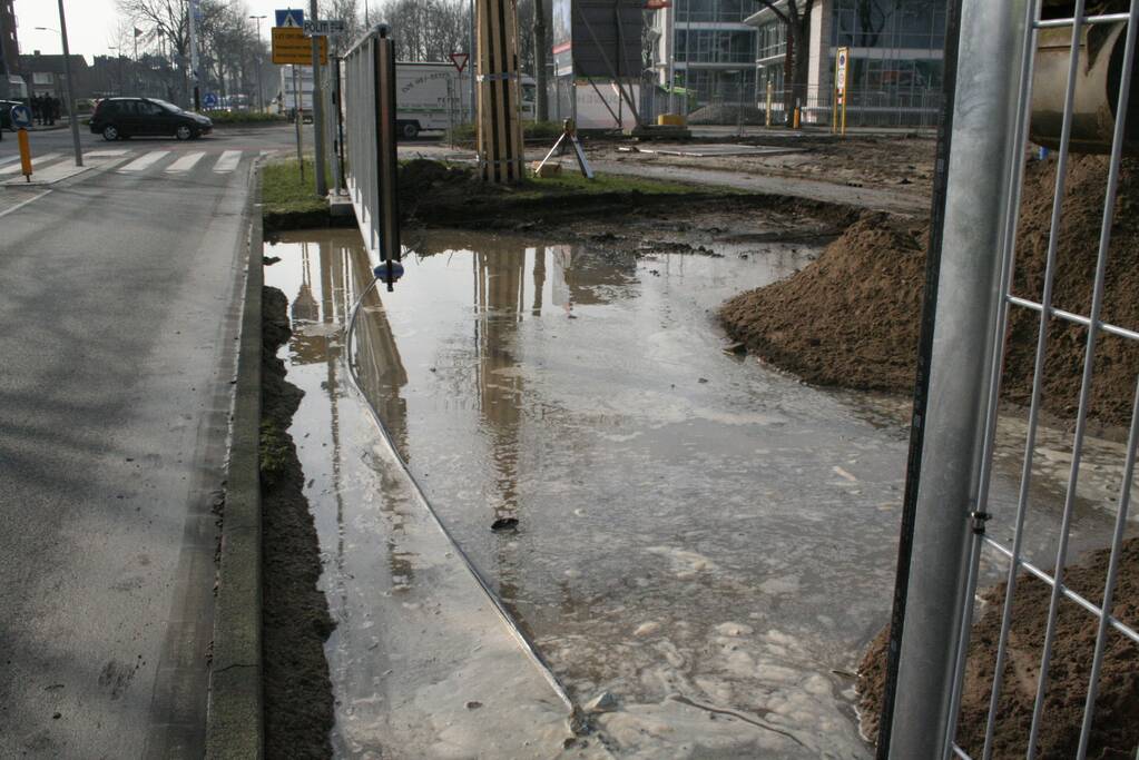Waterleiding gesprongen bij graafwerkzaamheden op bouwterrein