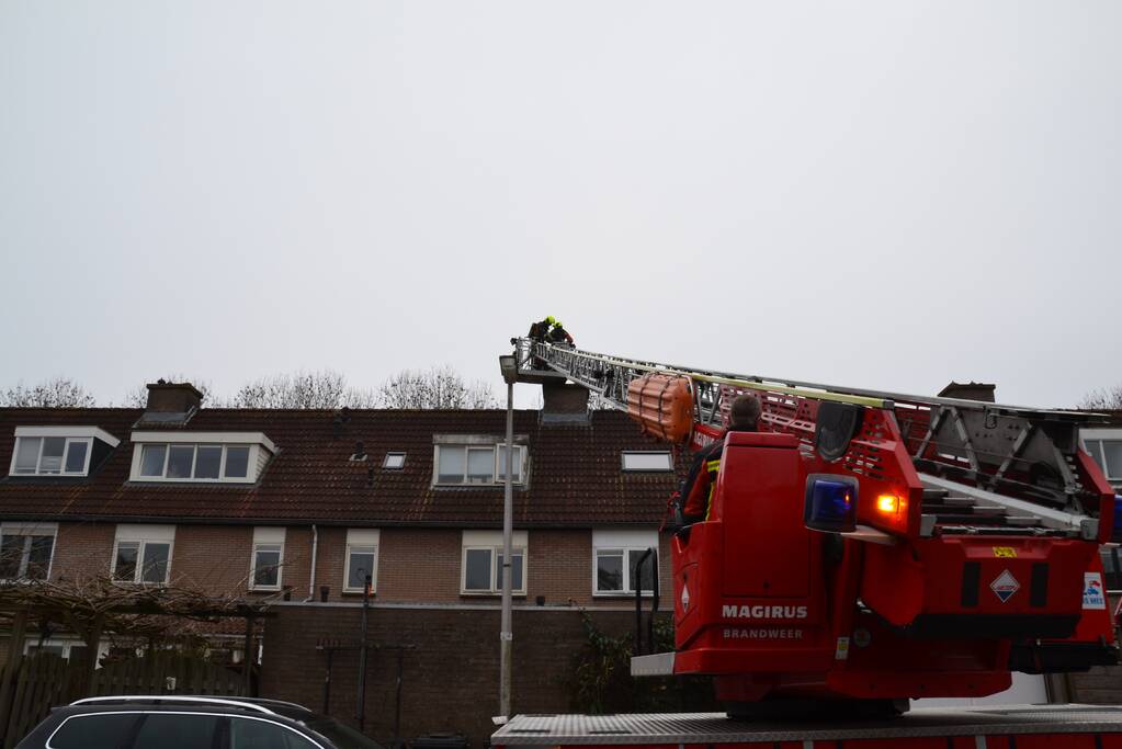Schoorsteen woning in brand