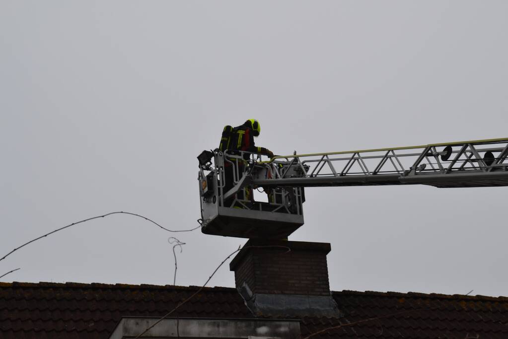 Schoorsteen woning in brand