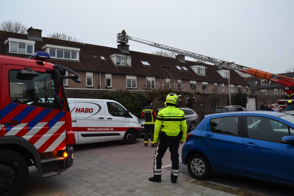 Schoorsteen woning in brand