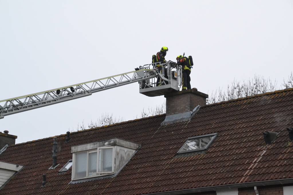 Schoorsteen woning in brand