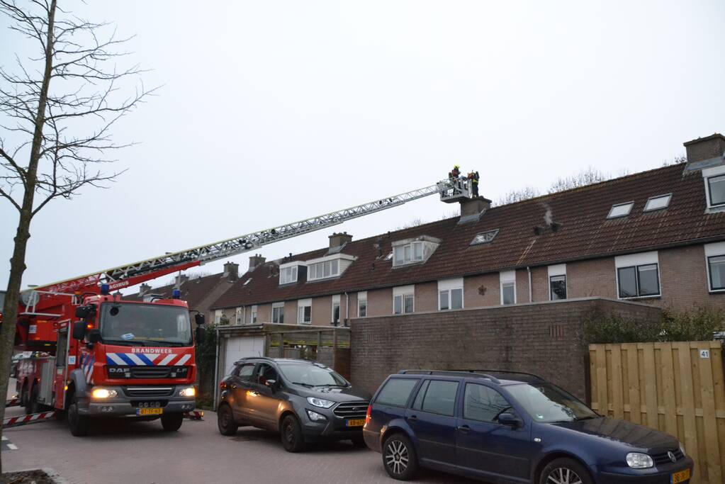 Schoorsteen woning in brand