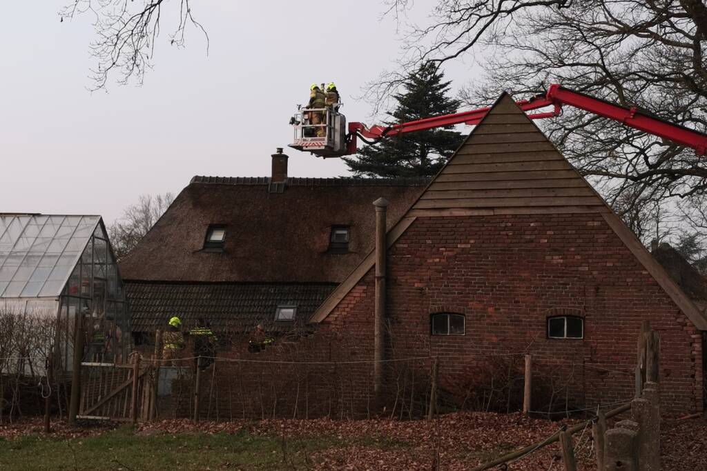 Bewoners blussen brandende schoorsteen