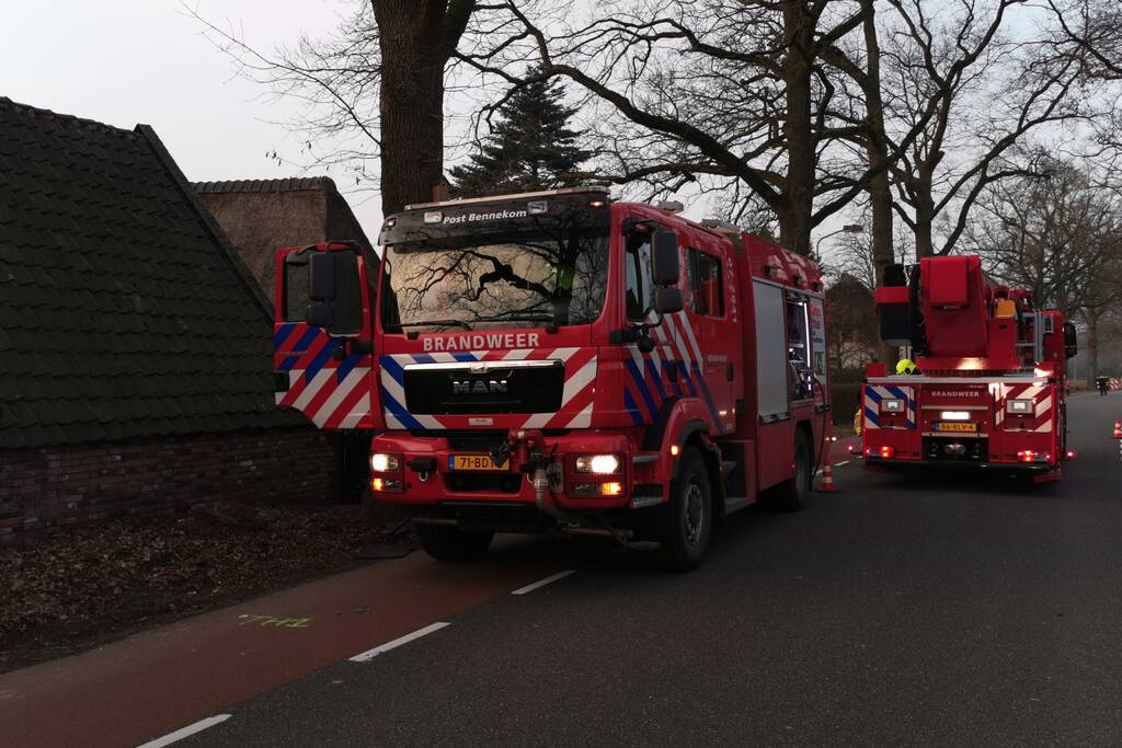 Bewoners blussen brandende schoorsteen