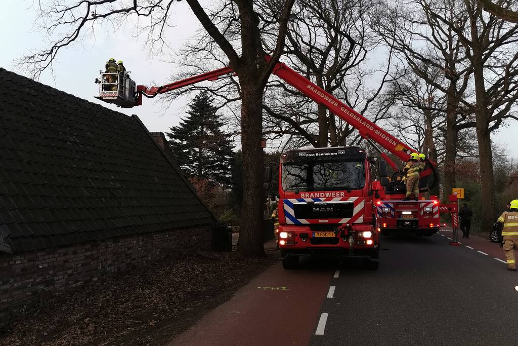 Bewoners blussen brandende schoorsteen