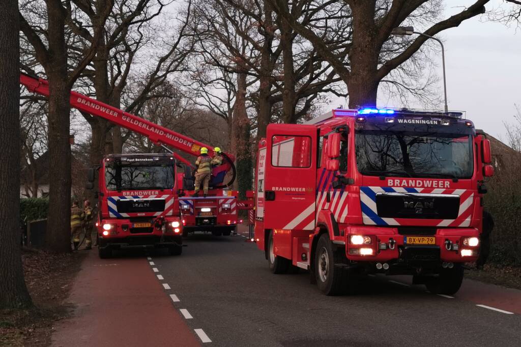 Bewoners blussen brandende schoorsteen