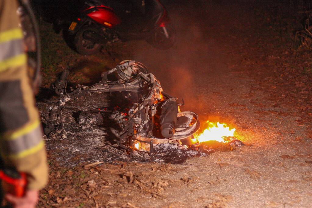 Scooter in brand gestoken
