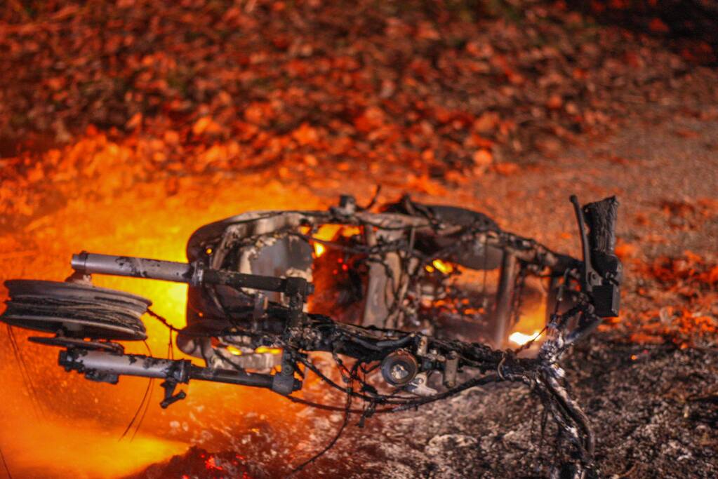 Scooter in brand gestoken
