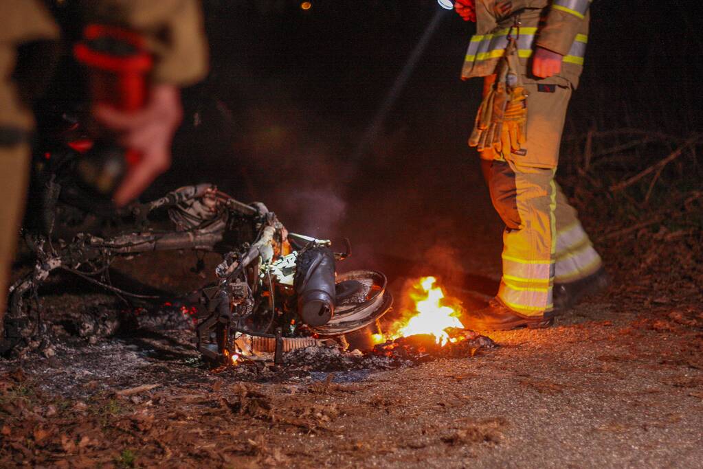 Scooter in brand gestoken
