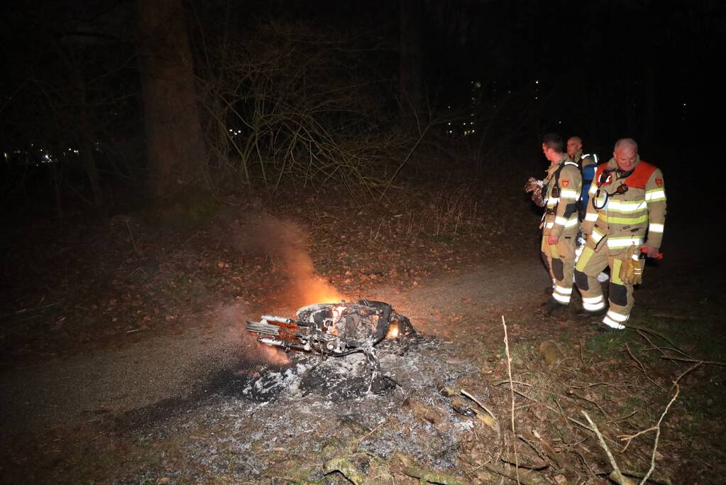 Scooter in brand gestoken