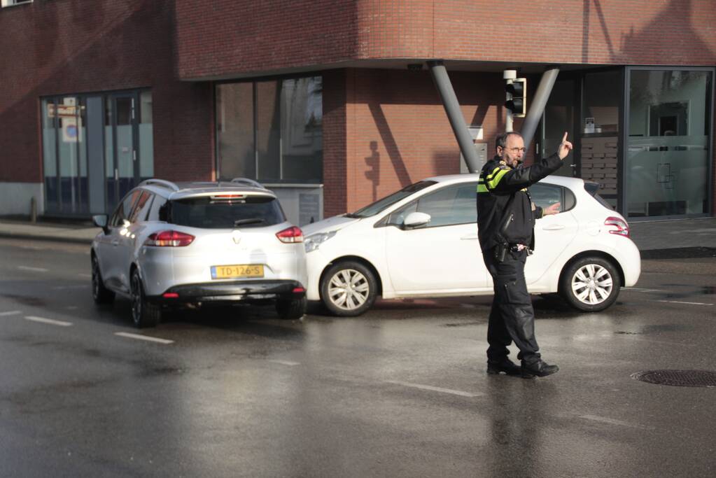 Automobilist botst in flank van auto